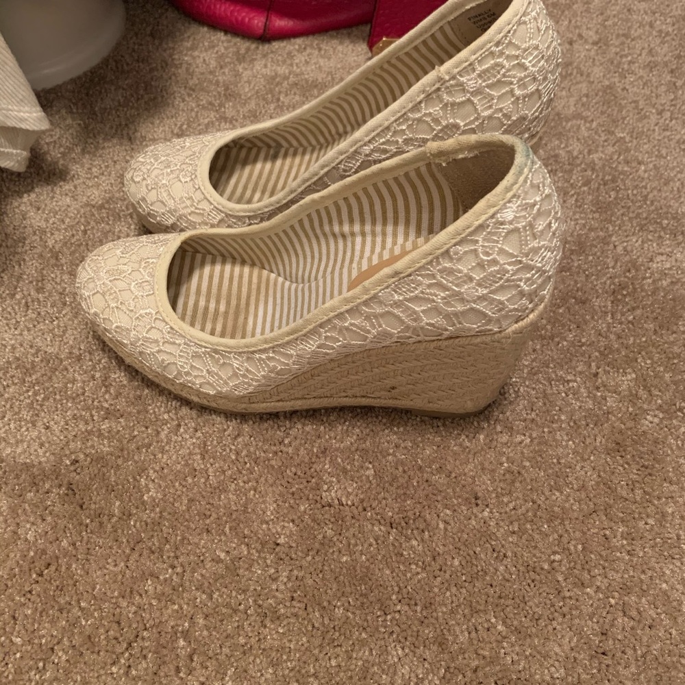 Kenneth Cole unlisted cream wedge size 7